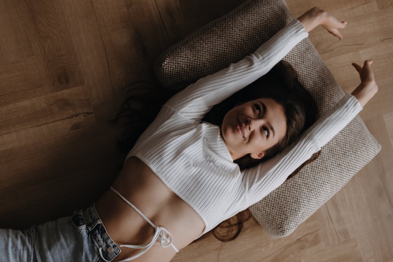 Home 12 The Simple 10-Minute Habit That Melts Fat While You Sleep
