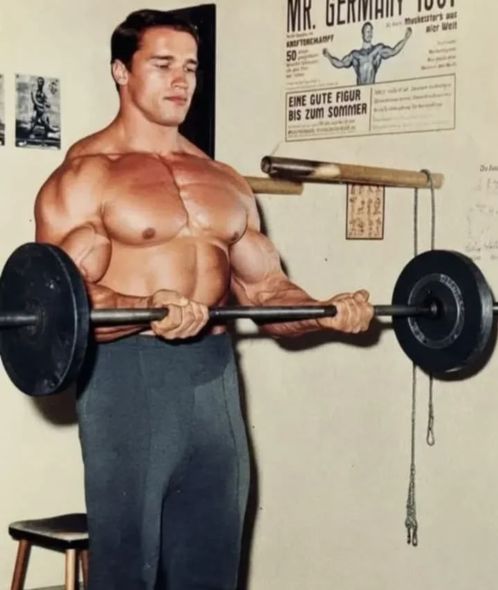 Man performing curls to achieve bigger biceps for maximum muscle gain